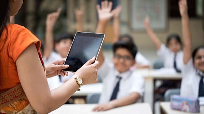 teacher-and-students-155902516-16x9.jpg